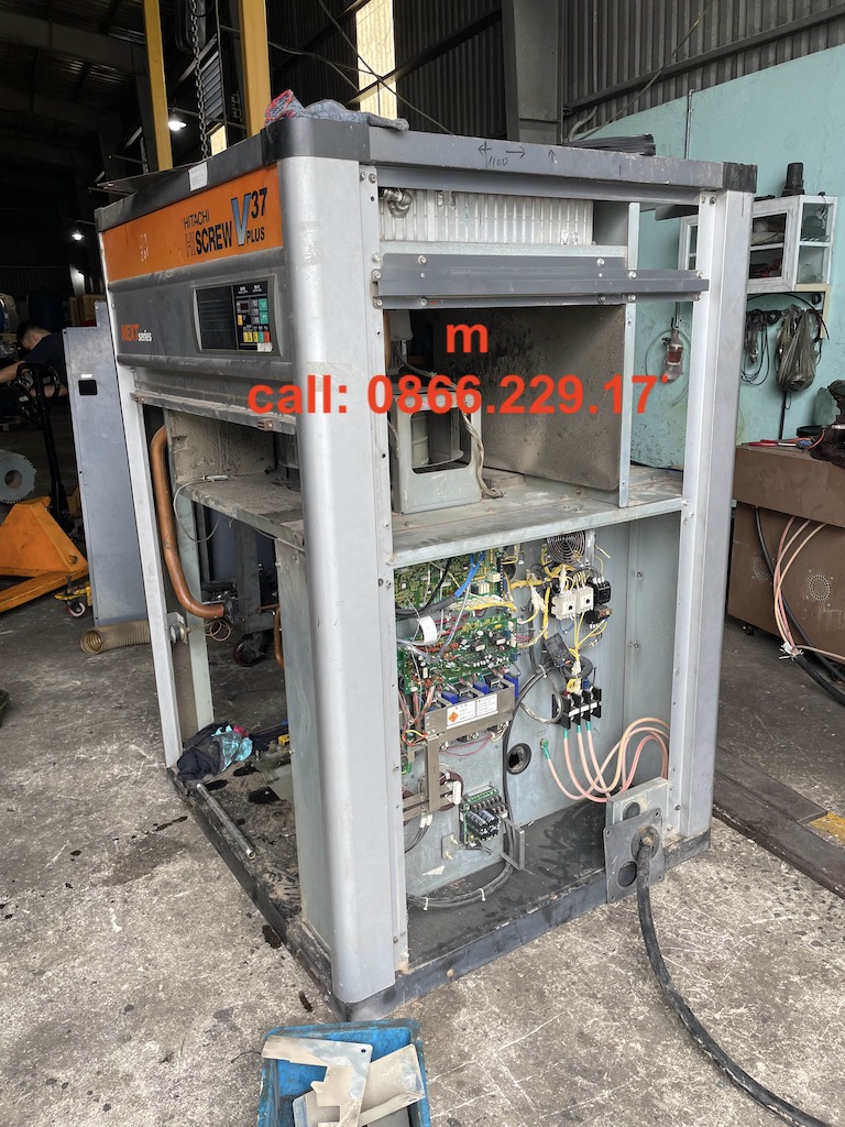 <p>Lỗi máy nén khí Hitachi thường ít khi xảy ra, bởi máy nén khí Hitachi được xem là dòng máy cao cấp nhất của Nhật và cũng là thương hiệu máy nén khí chiếm ưu thế nhất tại thị trường Việt Nam. Dòng máy nén khí trục vít Hitachi được đánh giá là dòng máy chất lượng, chạy ổn định và có độ tin cậy cao.</p>

<p>Tuy nhiên, sau một thời gian dài sử dụng hoặc quá trình bảo dưỡng máy nén khí chưa đúng cách thì máy nén khí Hitachi cũng xuất hiện các lỗi cơ bản của hệ thống, tất cả các lỗi này đều được máy cảnh báo thông qua màn hình điều khiển.</p>